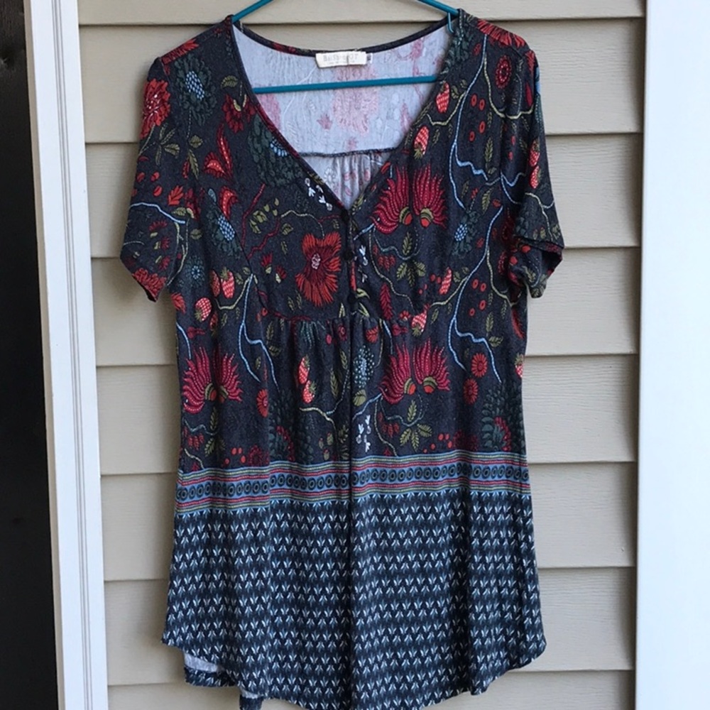 Charcoal grey background looks great with these pretty fall colors!  Size XL